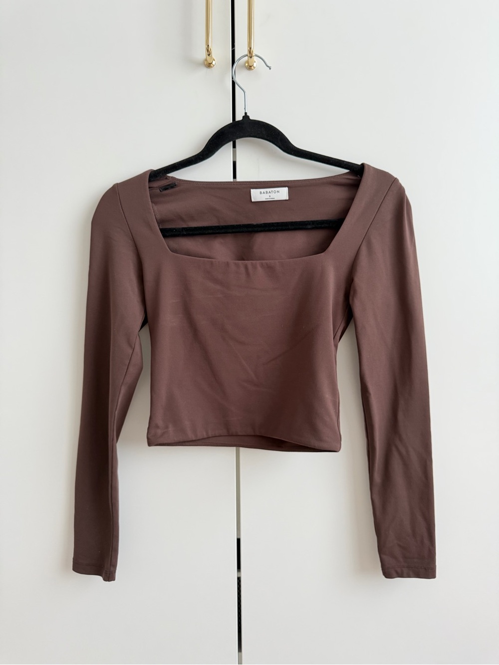 Babaton Square Neck Long Sleeve Crop Top in Mocha Brown